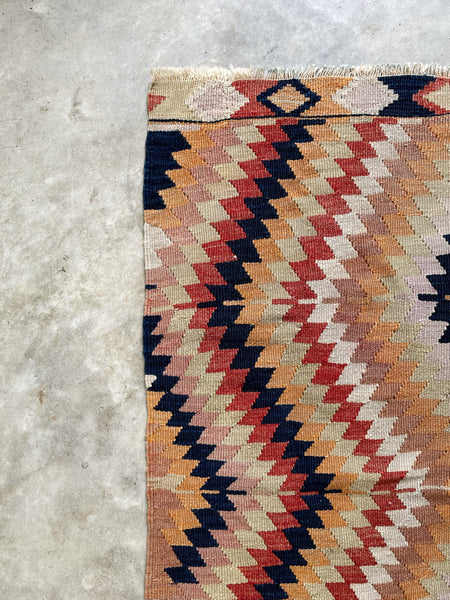 VINTAGE KILIM RUG "BERNADETTE"