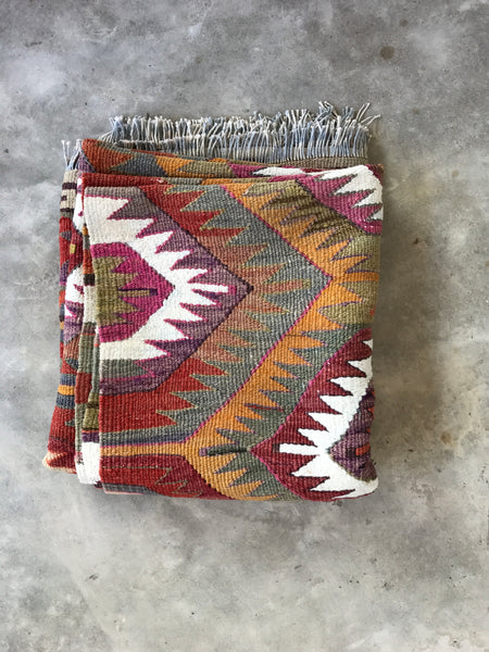 VINTAGE KILIM RUG "DEE DEE"